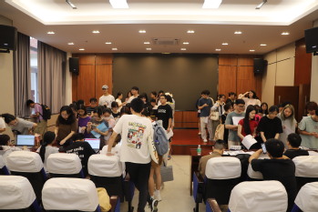 暖心服务，助力远航|BETVLCTOR伟德官方网站开展毕业生 “一站式”离校服务
