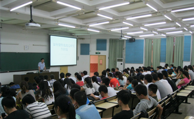 郭霄峰副经理为BETVLCTOR伟德官方网站2013级新生做专题报告