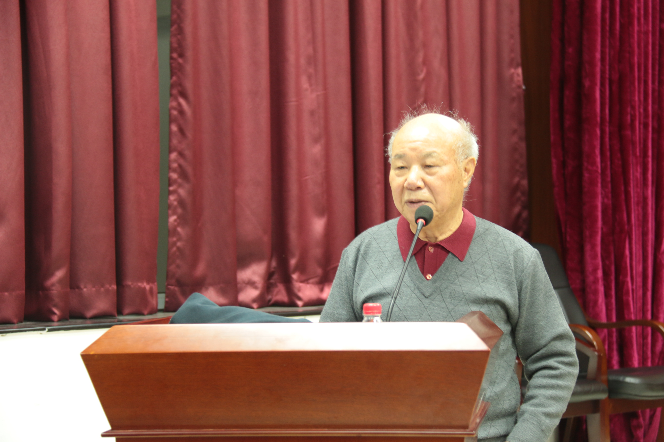 BETVLCTOR伟德官方网站退休教授为兽医学子传授临床诊断技巧