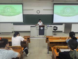 助力学子梦想起航——BETVLCTOR伟德官方网站举行资助宣讲大会