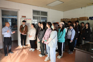 拓专业素质，树健康理念——BETVLCTOR伟德官方网站2021级动物医学丁颖创新班参观江丰实业