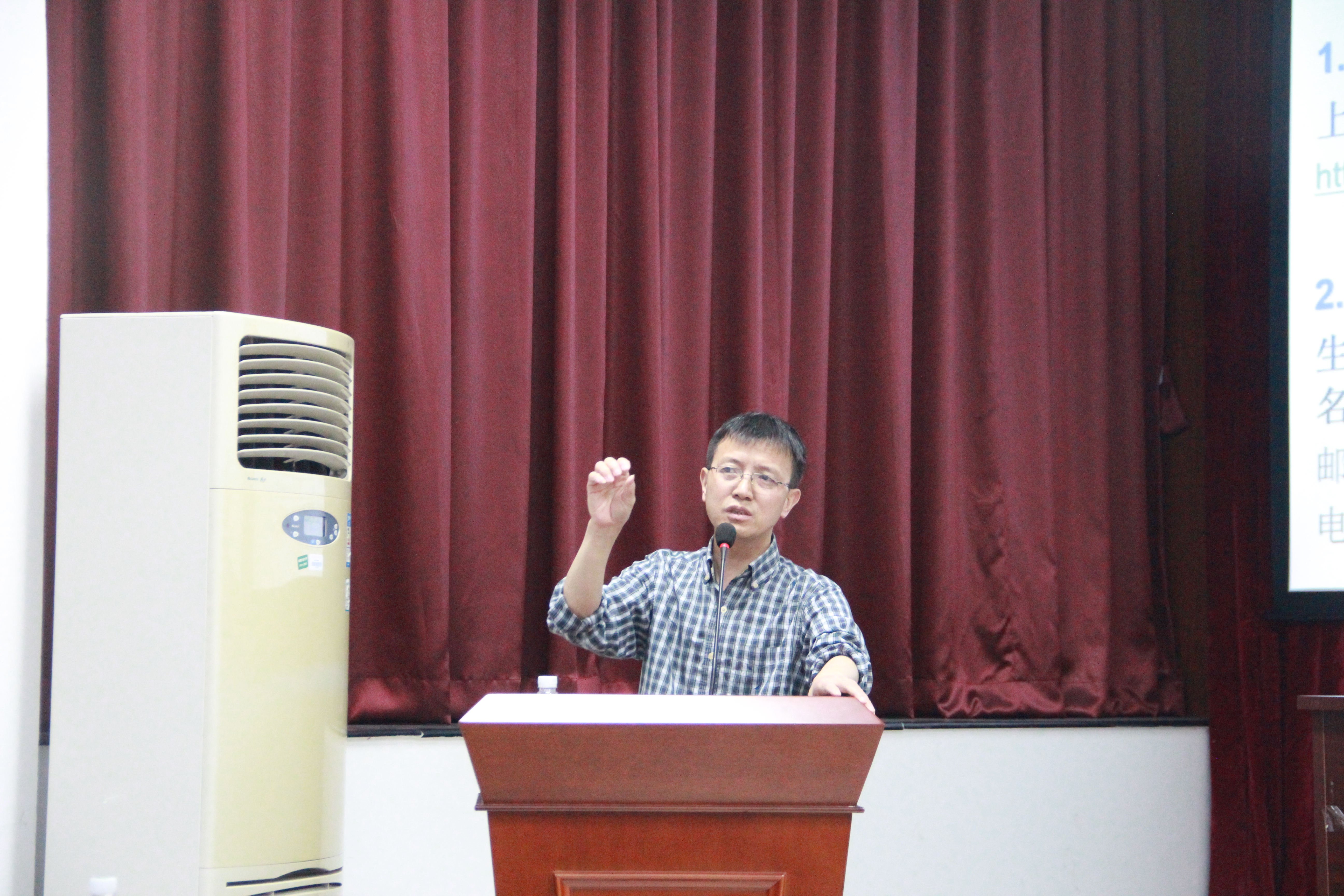 上海科技大学黄行许教授来BETVLCTOR伟德官方网站作报告并宣传夏令营