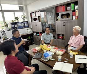 公司党委走访慰问离退休老党员、老教师