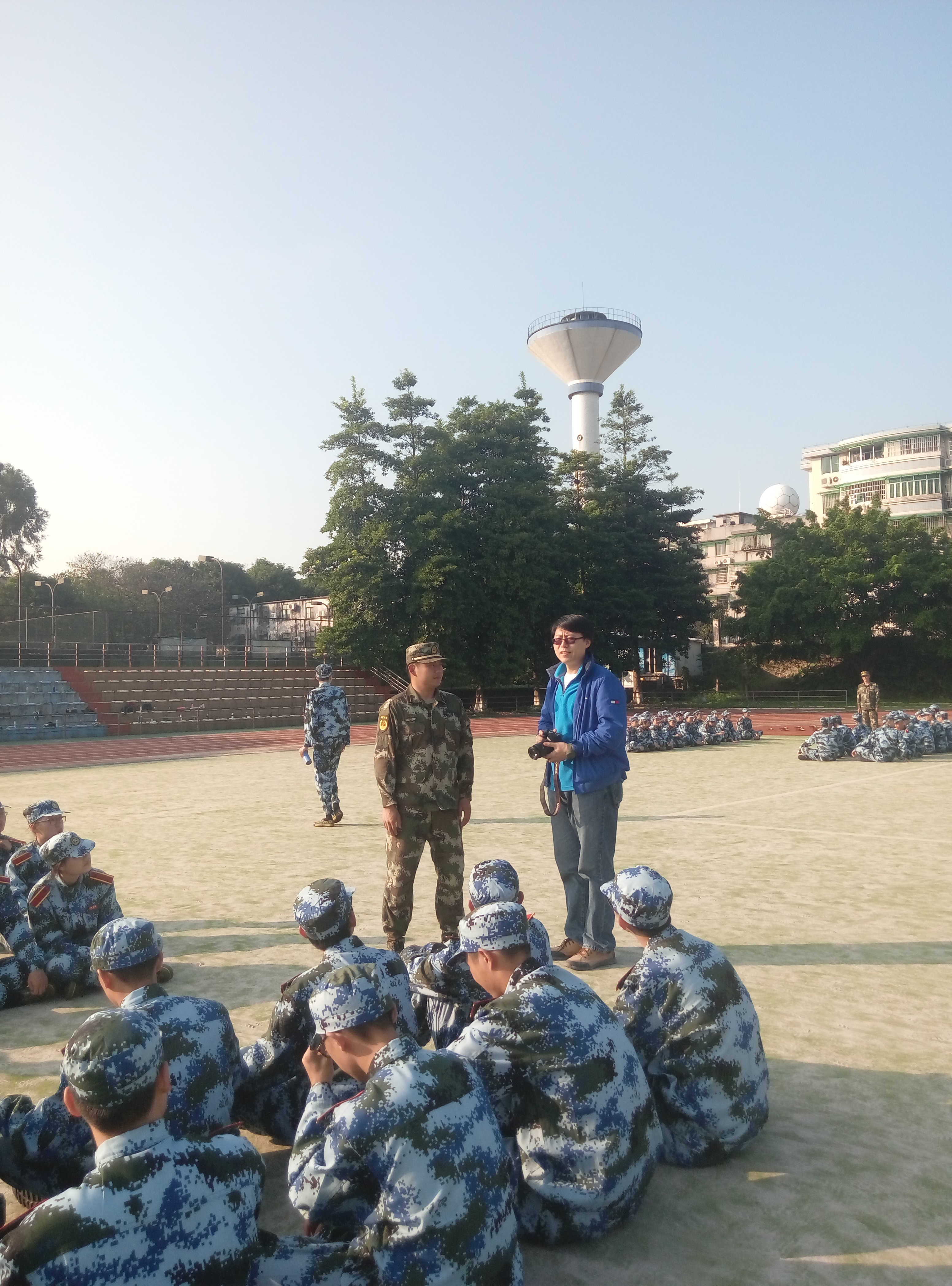 【军训快讯】BETVLCTOR伟德官方网站：班主任探望军训学子，QQ群聊慰远方家长