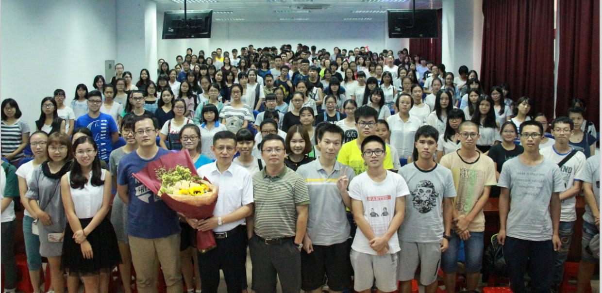 深圳市宠物医疗协会会长喻信益做客BETVLCTOR伟德官方网站新生入学教育